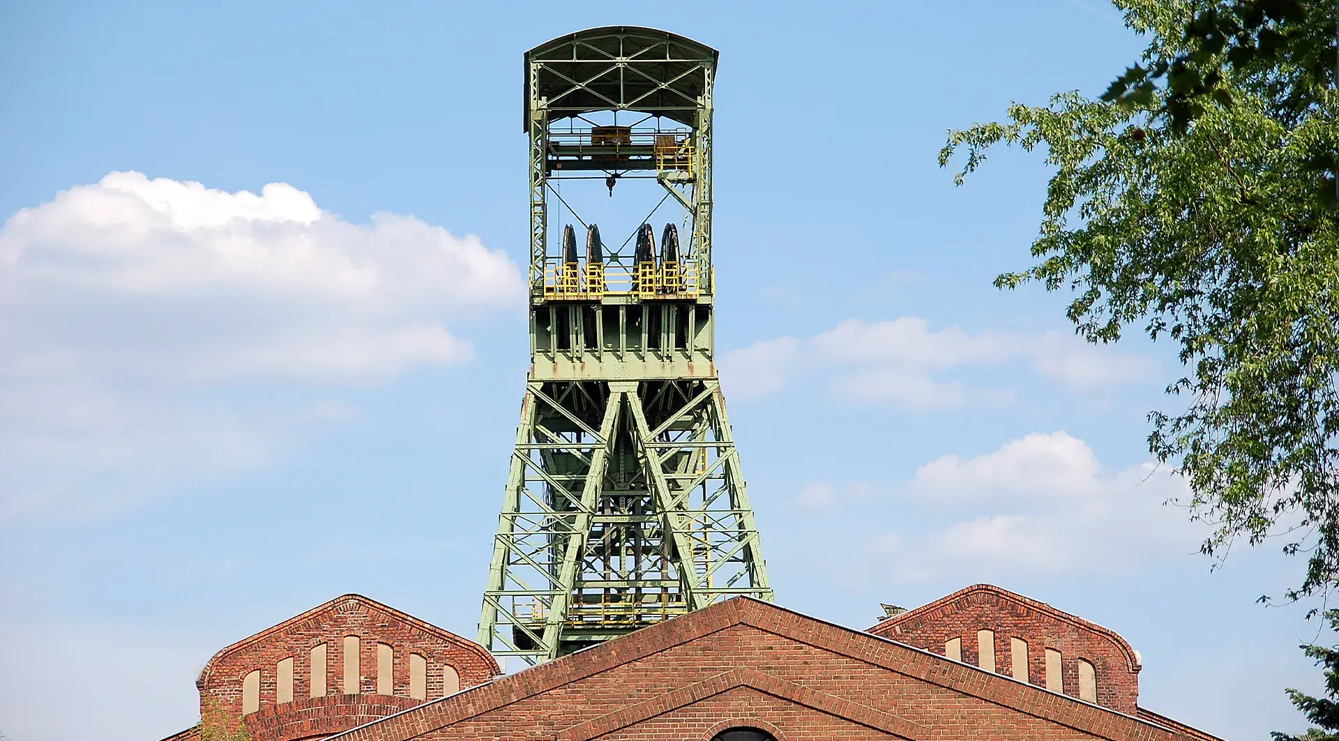 Der kleine Förderturm des ehemaligen Bergwerks Lohberg, das 2005 stillgelegt wurde. Dieser Förderturm ist inzwischen abgerissen. Sein großer „Bruder“ wird derzeit restauriert.