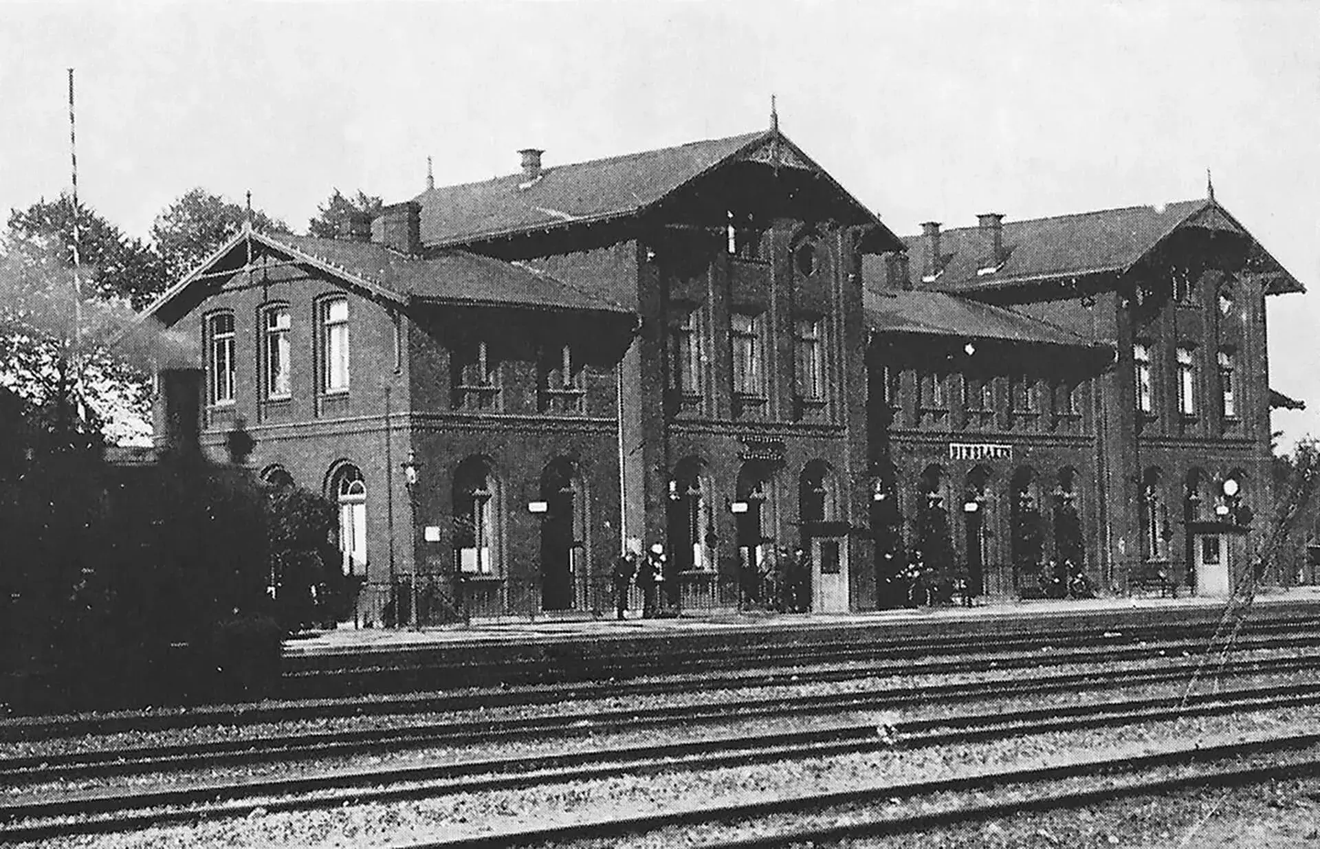 Der Bahnhof Dinslaken von der Gleisseite aus gesehen. Ab Oktober 1856 ging die Strecke von Oberhausen über Dinslaken und Emmerich nach Arnheim komplett in Betrieb. Die Postkutschenzeit war vorbei.