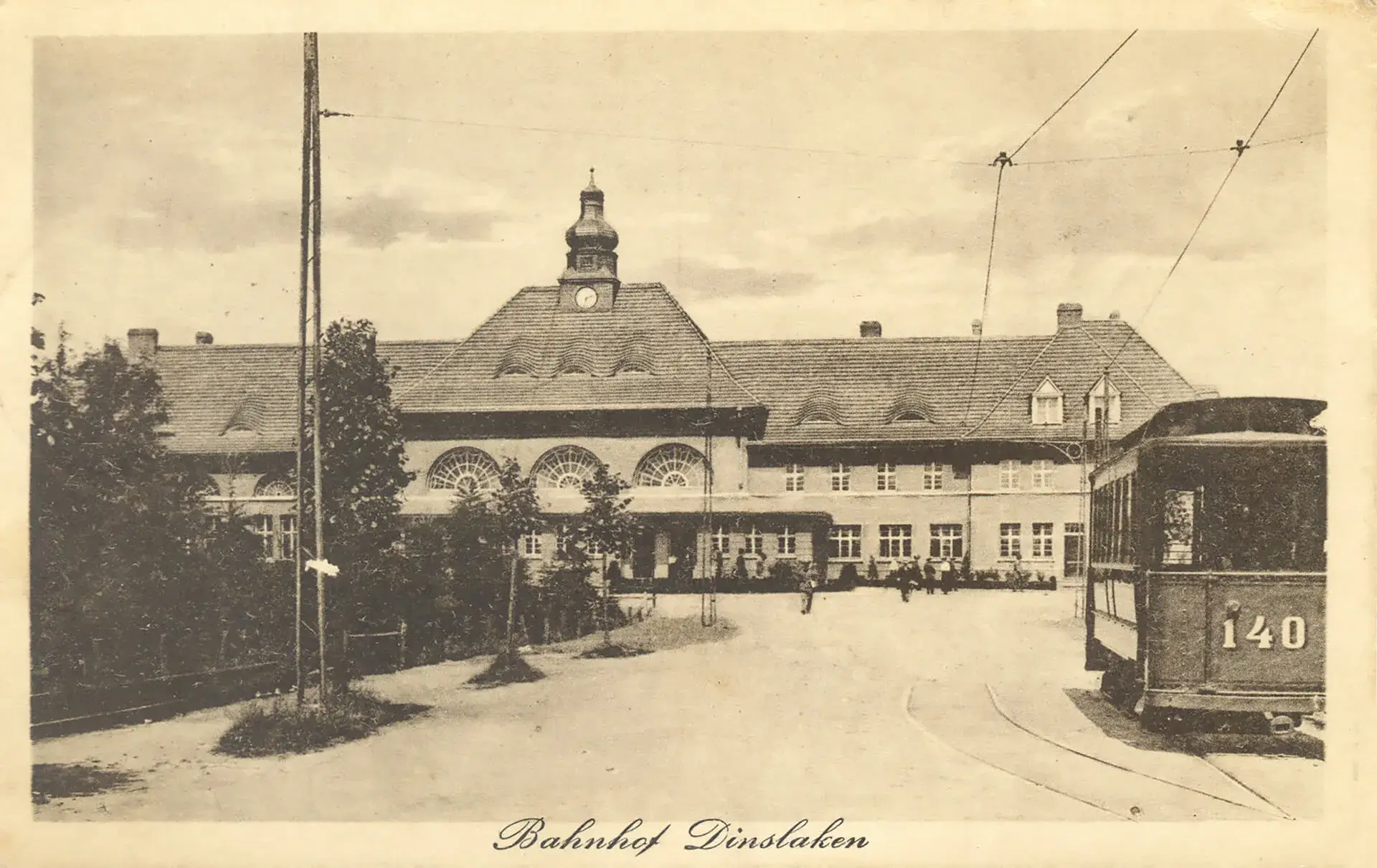 Bahnhofsvorplatz in Dinslaken mit Straßenbahn, die ab 1900 von Duisburg-Neumühl nach Dinslaken zur Duisburger Straße fuhr und erst seit 1911 bis zum Bahnhof ging.