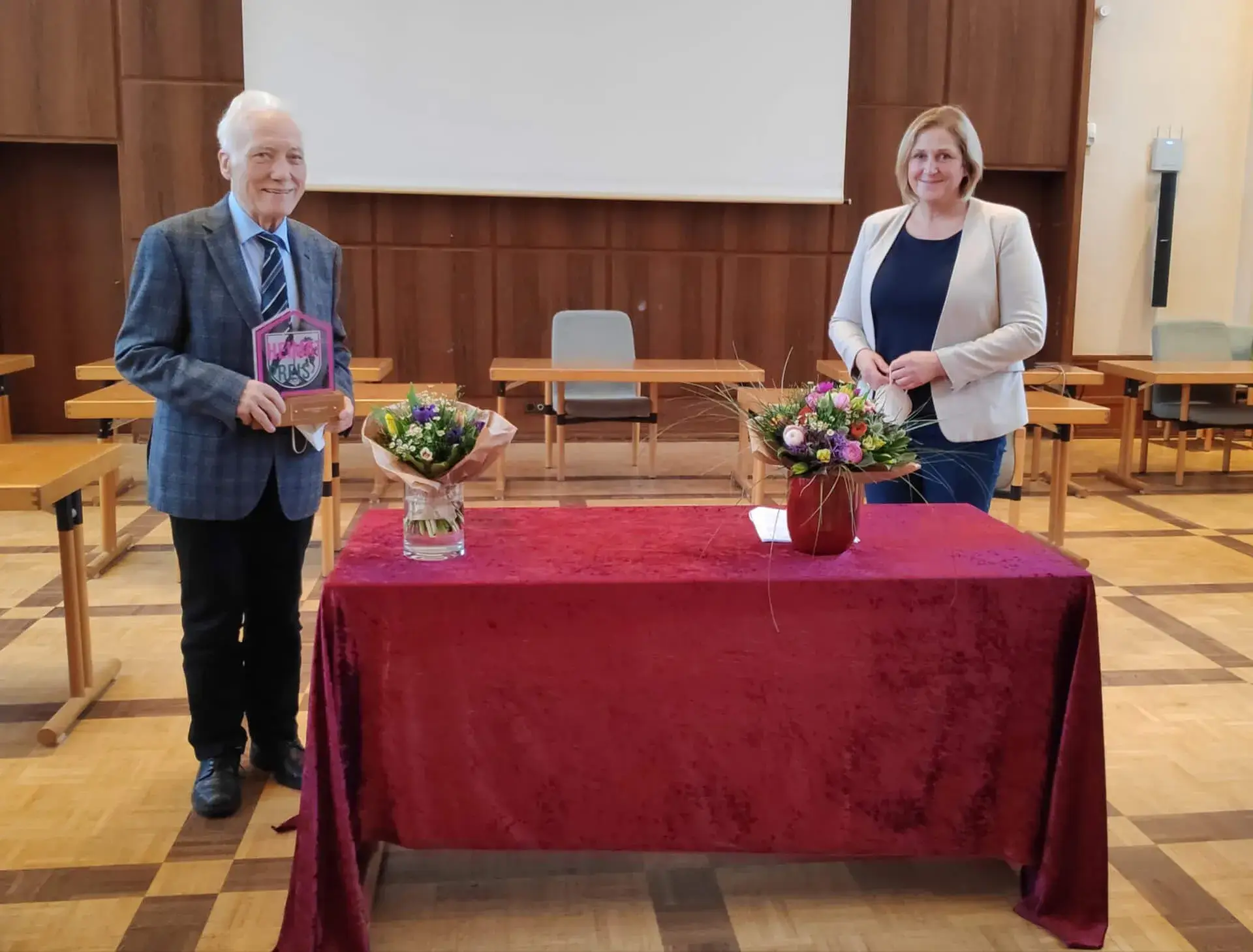 Verleihung des Heimatpreis 2021 der Stadt Dinslaken an Sepp Aschenbach (hier mit der Bürgermeisterin Michaela Eislöffel) - Bild 2